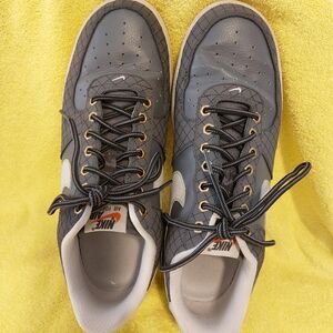 Nike Men’s Gray Low-Top Sneakers